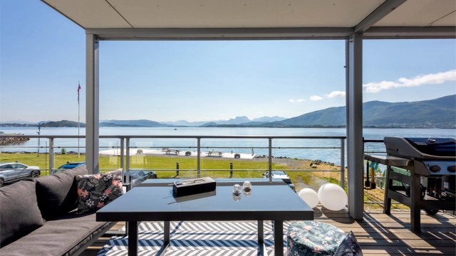 Krogsveen Sunnmøre v/Fagansvarlig/Eiendomsmegler Even Roth har gleden av å presentere en Lys og tiltalende eierleilighet med 3 soverom og stor sydøstvendt terrasse med fantastisk utsikt mot Sunnmørsfjella og Borgundfjorden