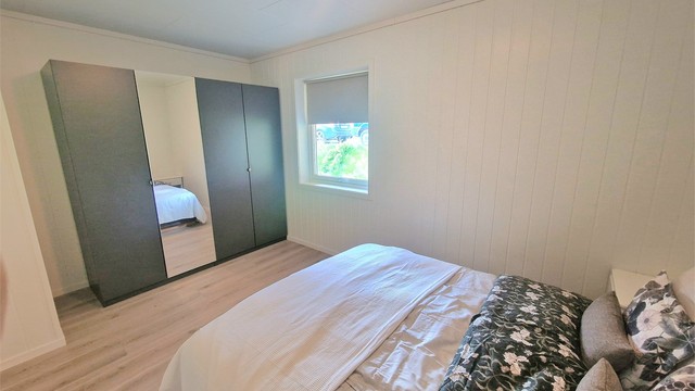 Hovedsoverommet har god plass til dobbeltseng. Garderobeskapet medfølger handelen.