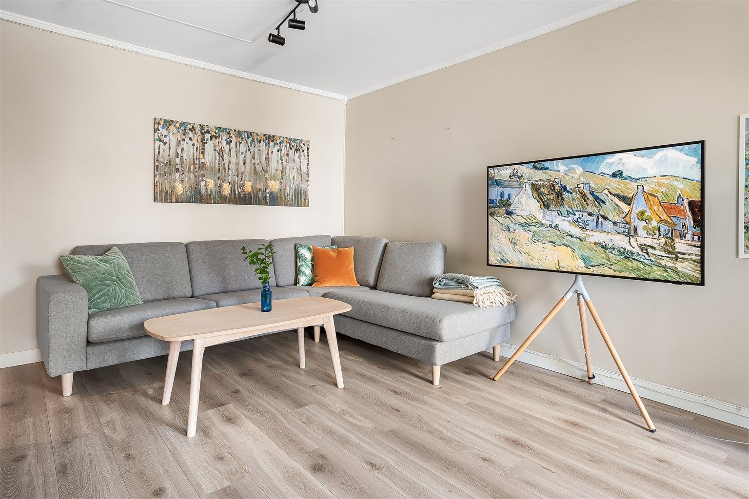 Romslig stue med god plass til sofagruppe og tilhørende salongbord.