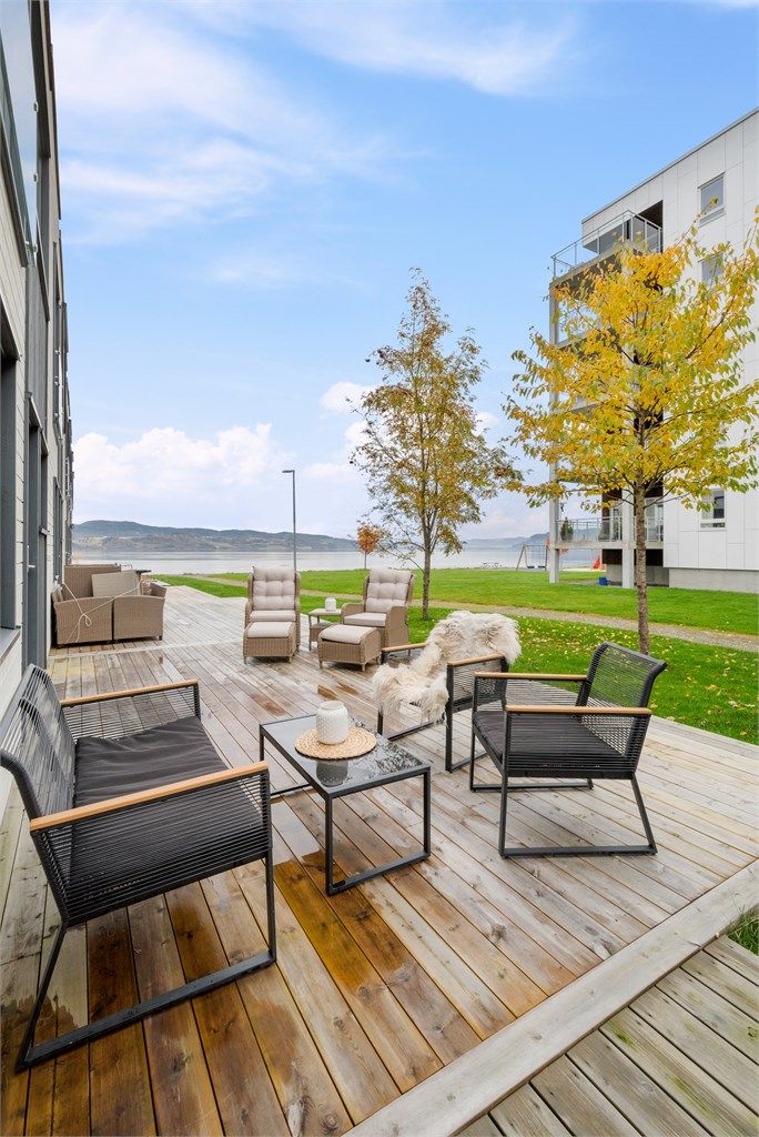 Stor utvidet terrasse, på hele 24 kvm., vendt mot sørøst. Flott uteplass med stor gressplen og soloppgang. Her kan du nyte morgen- og formiddagssolen. Sol fra soloppgang til ca kl 16 iflg. selger.