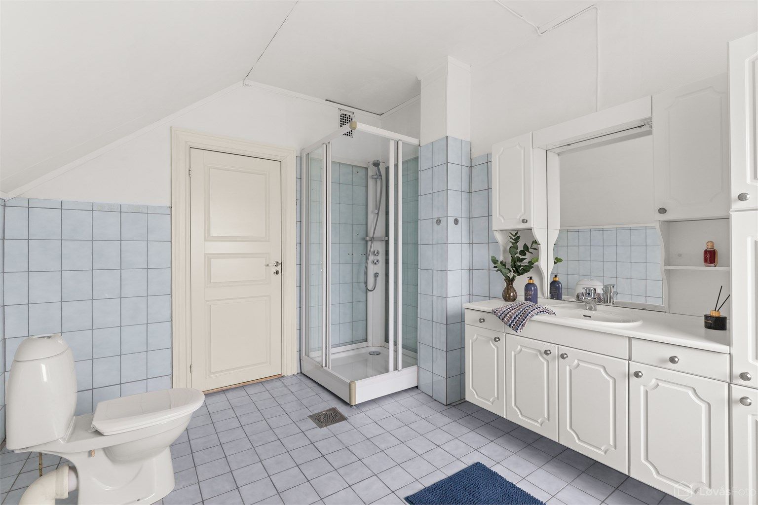 Badet er innredet med vegghengt servantskap med nedfelt servant og ettgreps armatur. Over servanten er det speil med overlys og stikkontakt, samt vegghengt speilskap. I tillegg gir et praktisk høyskap gode oppbevaringsmuligheter. Badet er videre utstyrt m