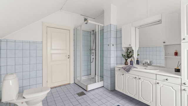 Badet er innredet med vegghengt servantskap med nedfelt servant og ettgreps armatur. Over servanten er det speil med overlys og stikkontakt, samt vegghengt speilskap. I tillegg gir et praktisk høyskap gode oppbevaringsmuligheter. Badet er videre utstyrt m