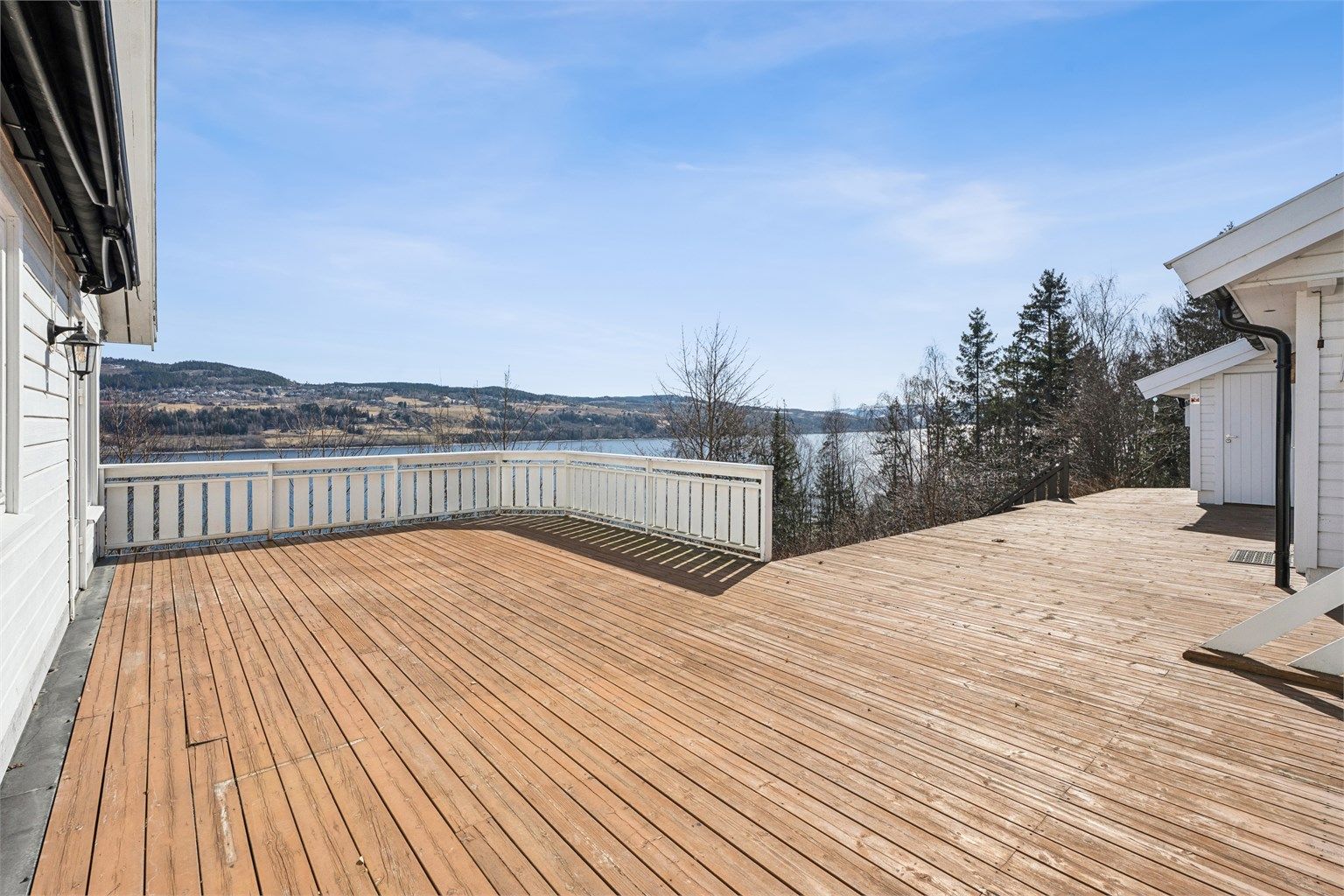 Svært romslig terrasse med gode solforhold og mange møblerings- og bruksmuligheter.