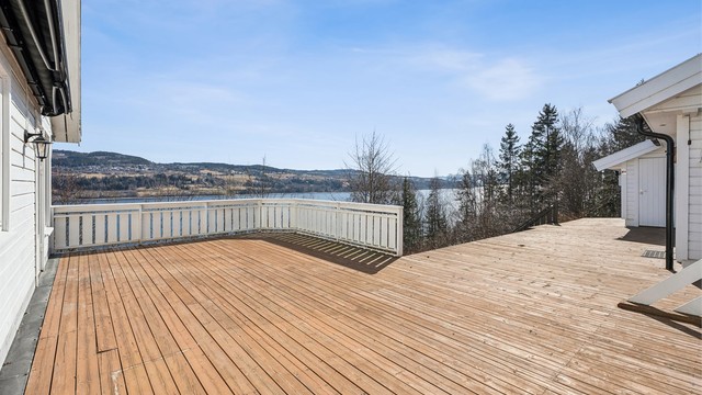 Svært romslig terrasse med gode solforhold og mange møblerings- og bruksmuligheter.