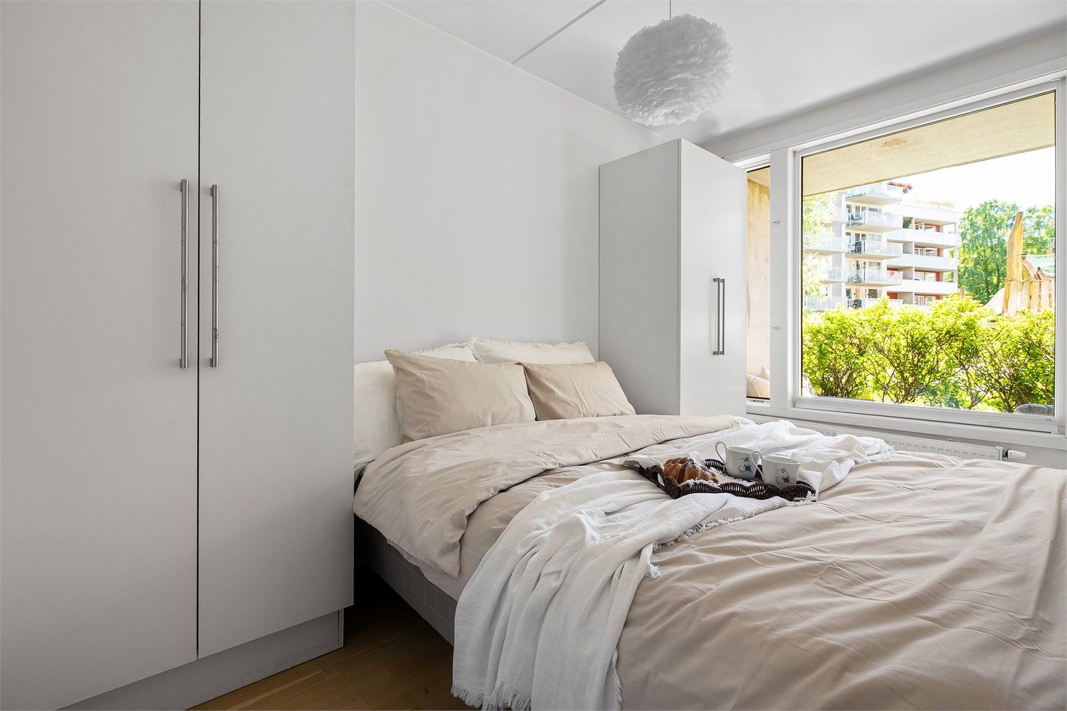 Romslig soverom med plass til dobbeltseng og to garderobeskp på siden.