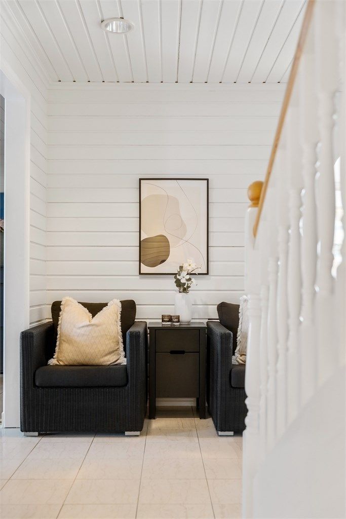 Veggflatene i trappegangen består av malt panel, som gir et lyst inntrykk.