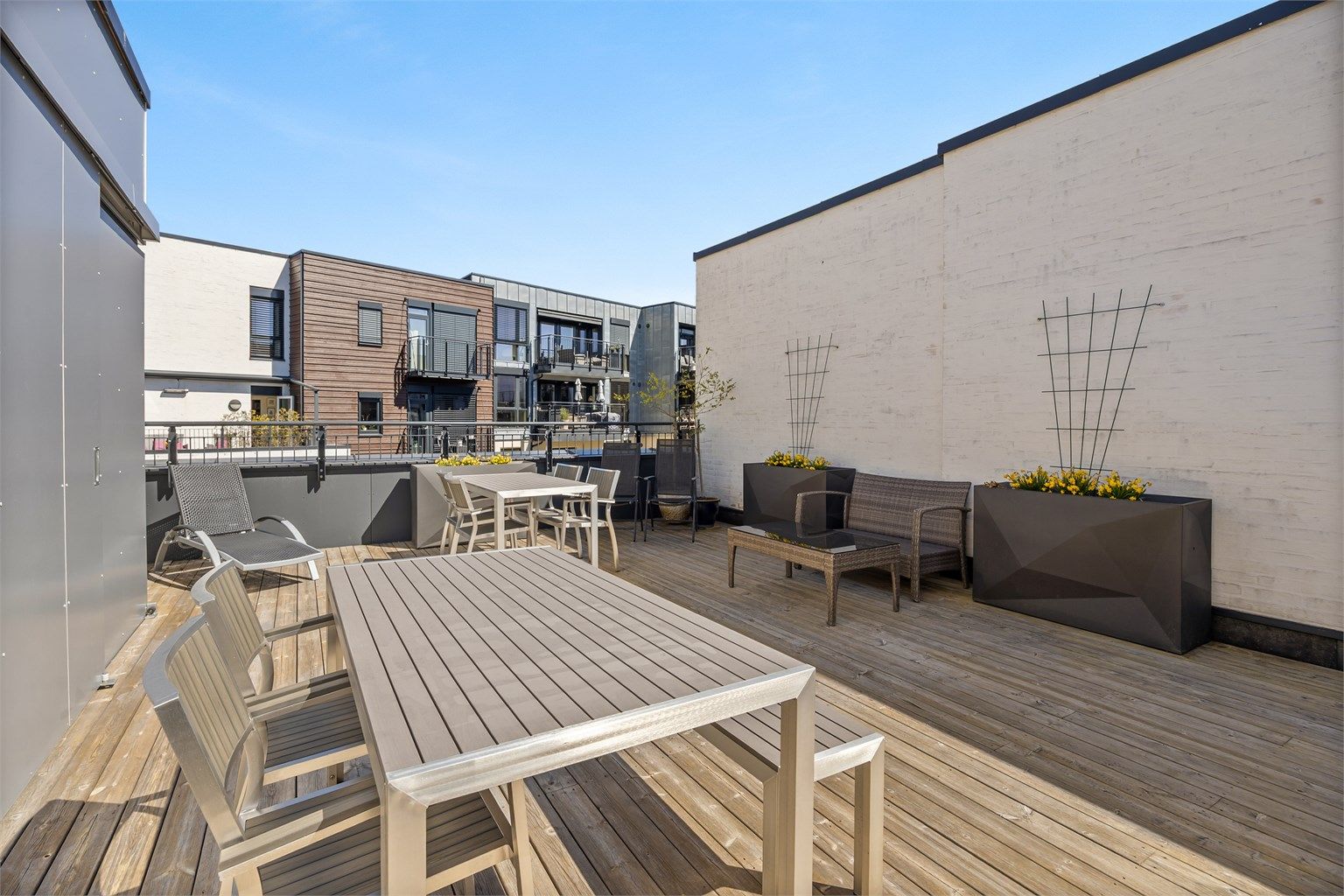 Felles takterrasse er pent opparbeidet med sittegrupper for beboerne.