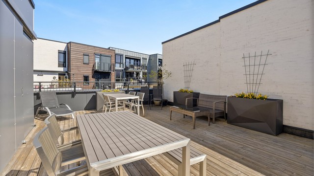 Felles takterrasse er pent opparbeidet med sittegrupper for beboerne.