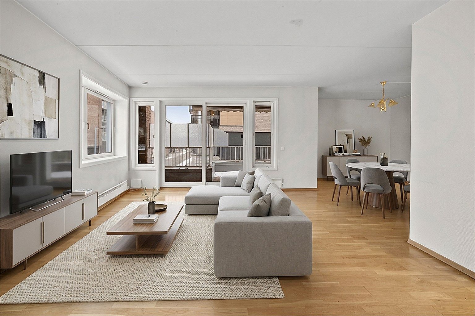 Lys og romslig stue med gode møbleringsmuligheter. (Digitalmøblert)