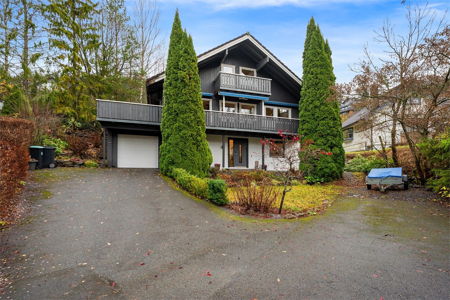 Helsetdammen 19 - En stor og frittliggende enebolig o/3 plan med tilliggende garasje