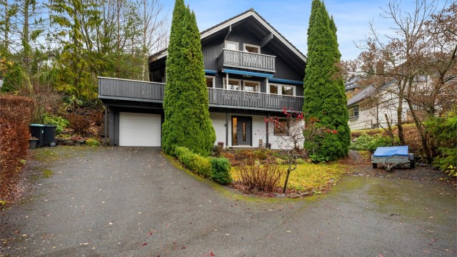 Helsetdammen 19 - En stor og frittliggende enebolig o/3 plan med tilliggende garasje