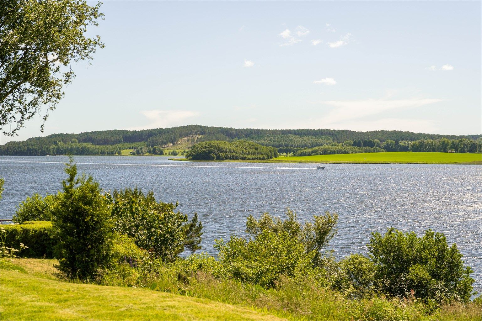 Båtplassen rett nedenfor er et ypperlig utgangspunkt for utflukter i skjærgården.