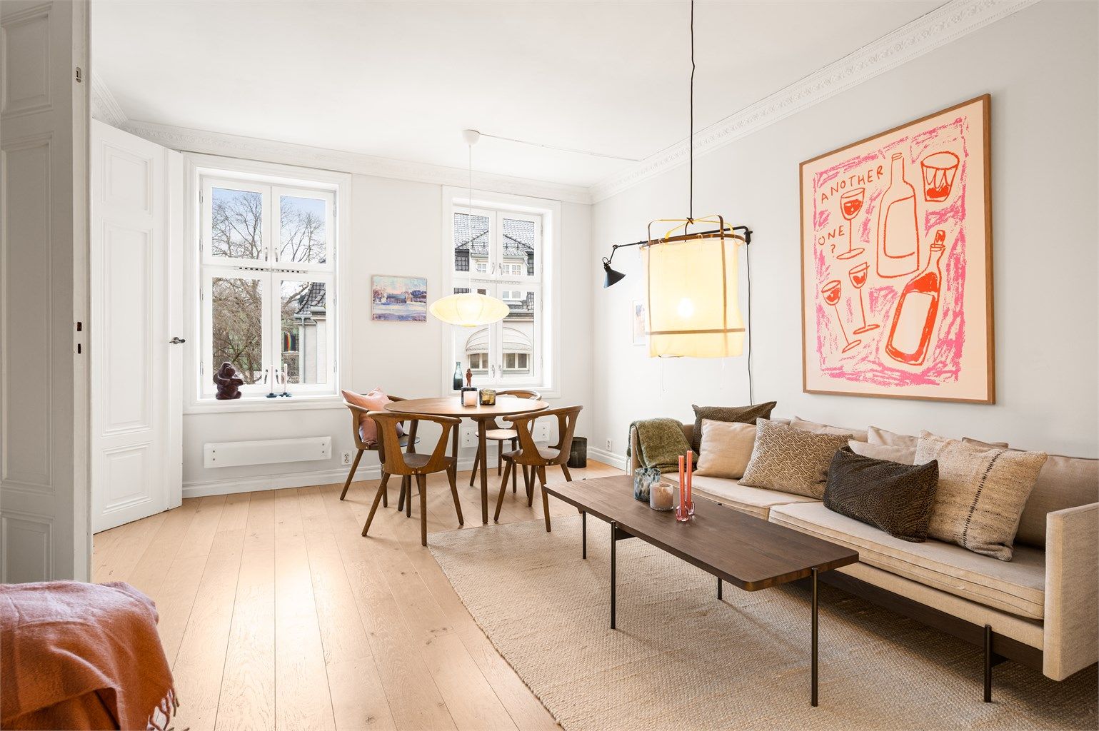 Tom Martinsen v/Krogsveen har gleden av å presentere en klassisk og sjarmerende 2-roms toppleilighet med balkong. 