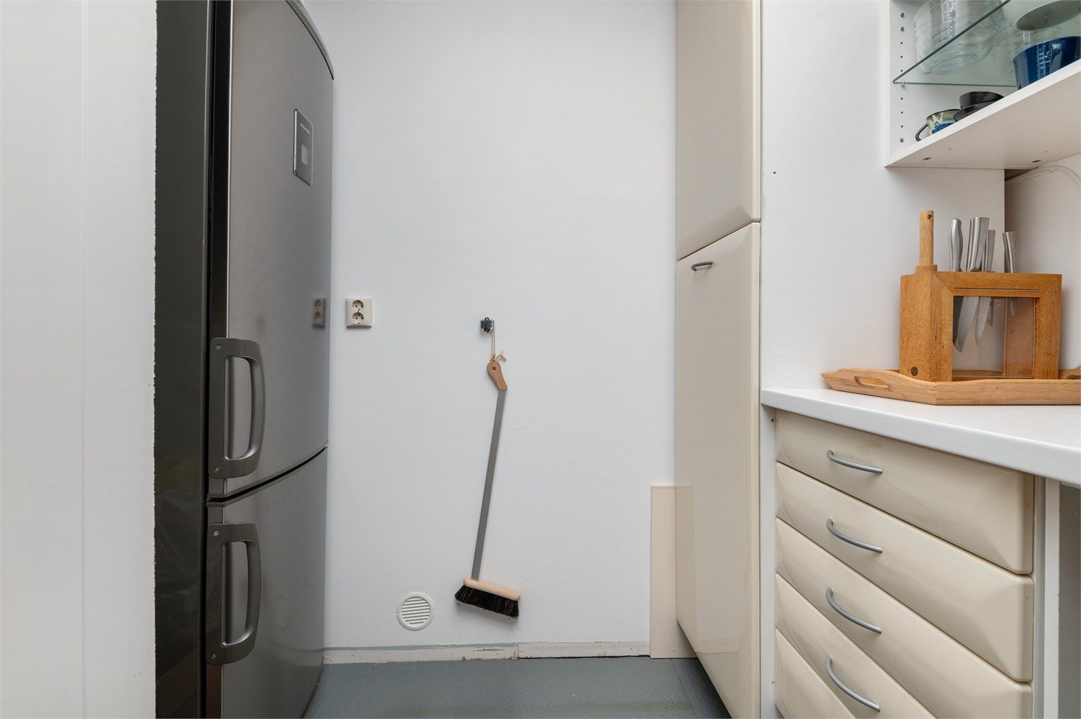 Innenfor kjøkkenet ligger en bod som i dag fungerer som et grovkjøkken. 