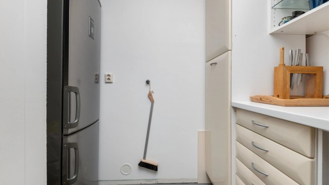 Innenfor kjøkkenet ligger en bod som i dag fungerer som et grovkjøkken.