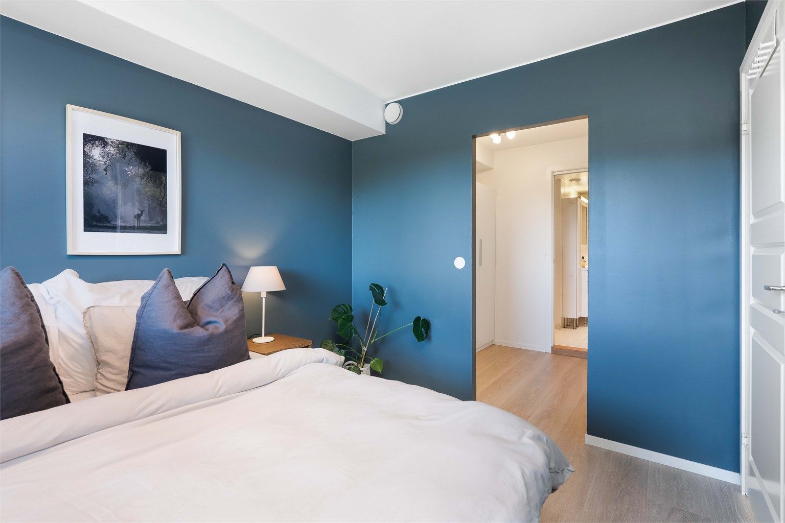- Direkte adkomst fra hovedsoverommet til walk-in closet og baderommet -