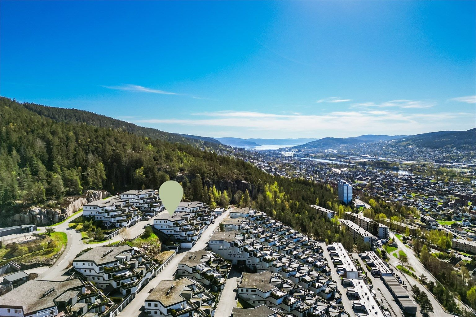 Med sin høye og frie beliggenhet har man en storslått utsikt over Drammensdalen.