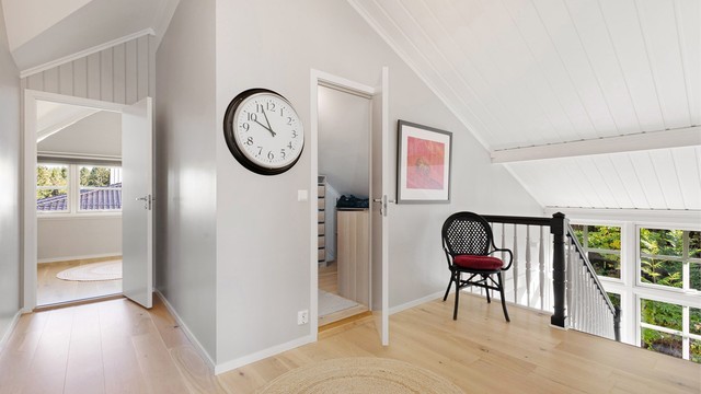 Fra gangen i 2. etasje er det videre adkomst til tre soverom, bad, bod og walk-in-closet - en praktisk oversiktlig løsning