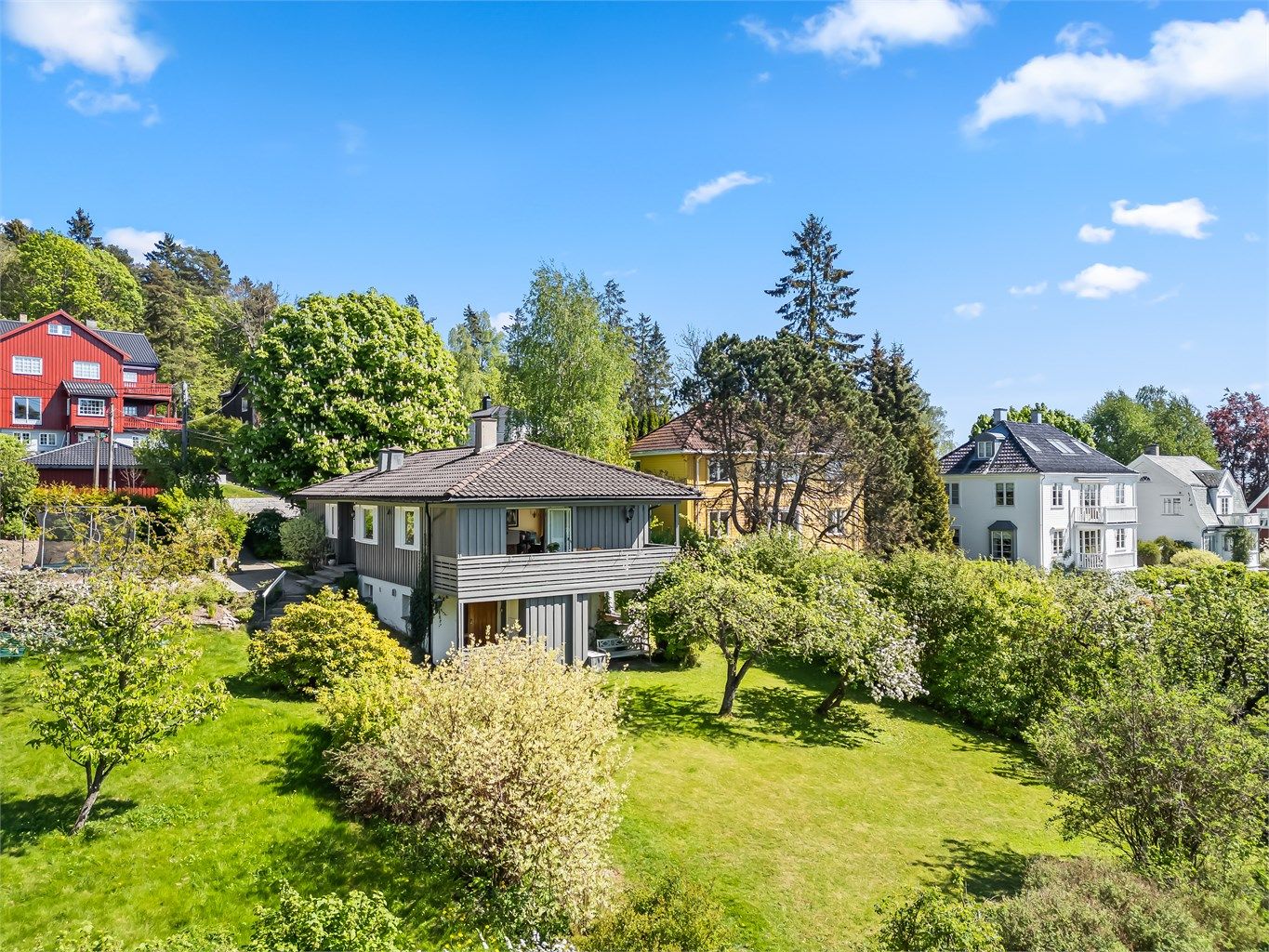 Boligen har en skjermet og tilbaketrukket beliggenhet, innerst i rolig blindvei. 