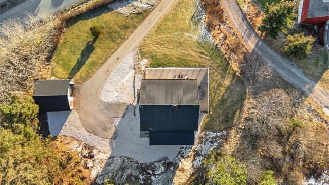 Eiendommen har enkel adkomst og parkering på egen tomt. Det er også etablert en praktisk carport.