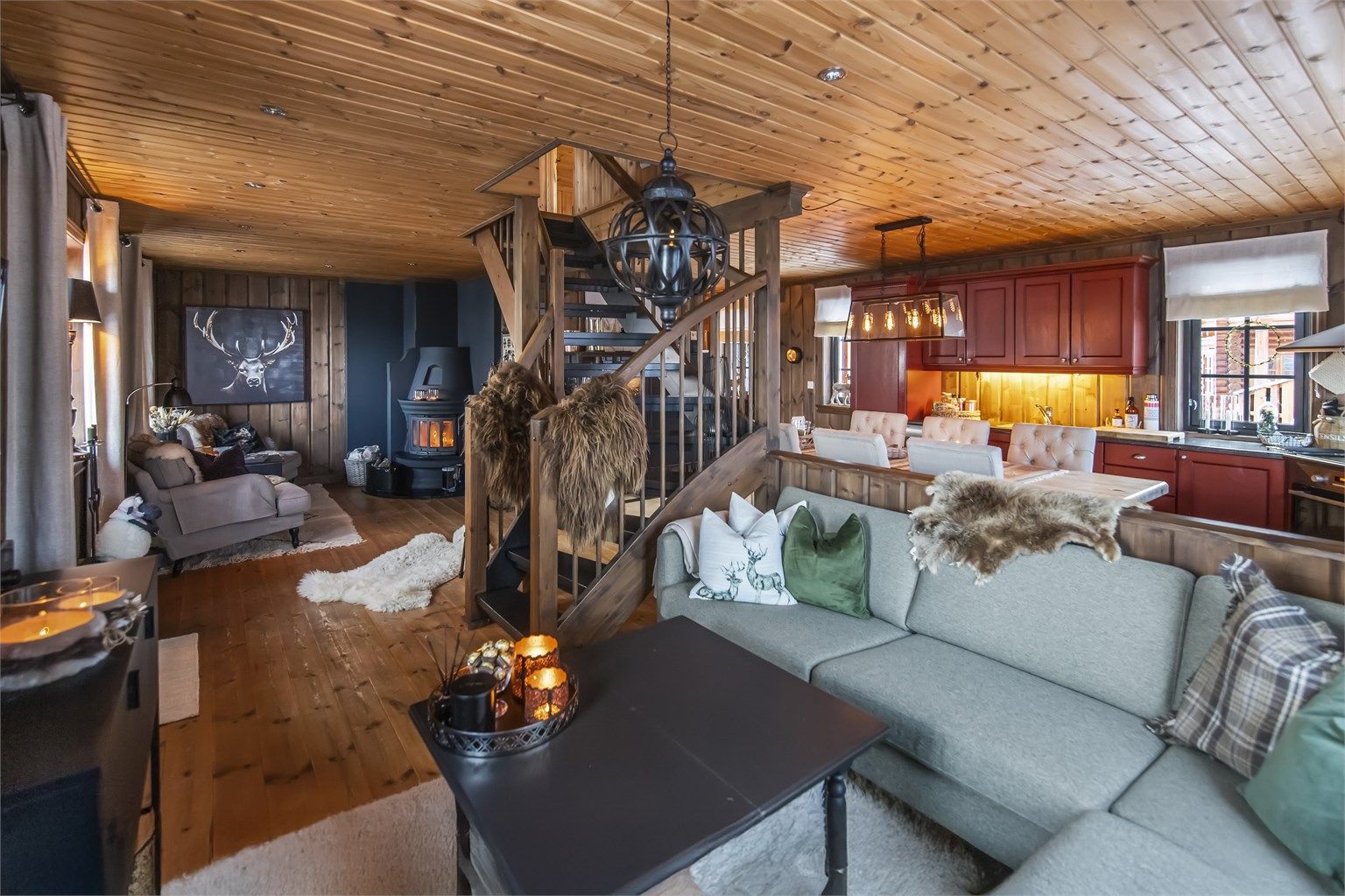 Hytten er smakfullt innredet i lune og moderne fargevalg