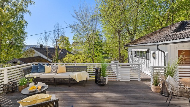 Adkomst videre til en ekstra terrasse på 8 kvm og til hagen