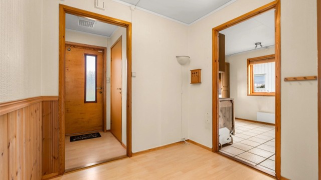 Entré med adkomst videre til boligens kjøkken og oppholdsrom. Her har man god plass til oppbevaring av yttertøy og sko.