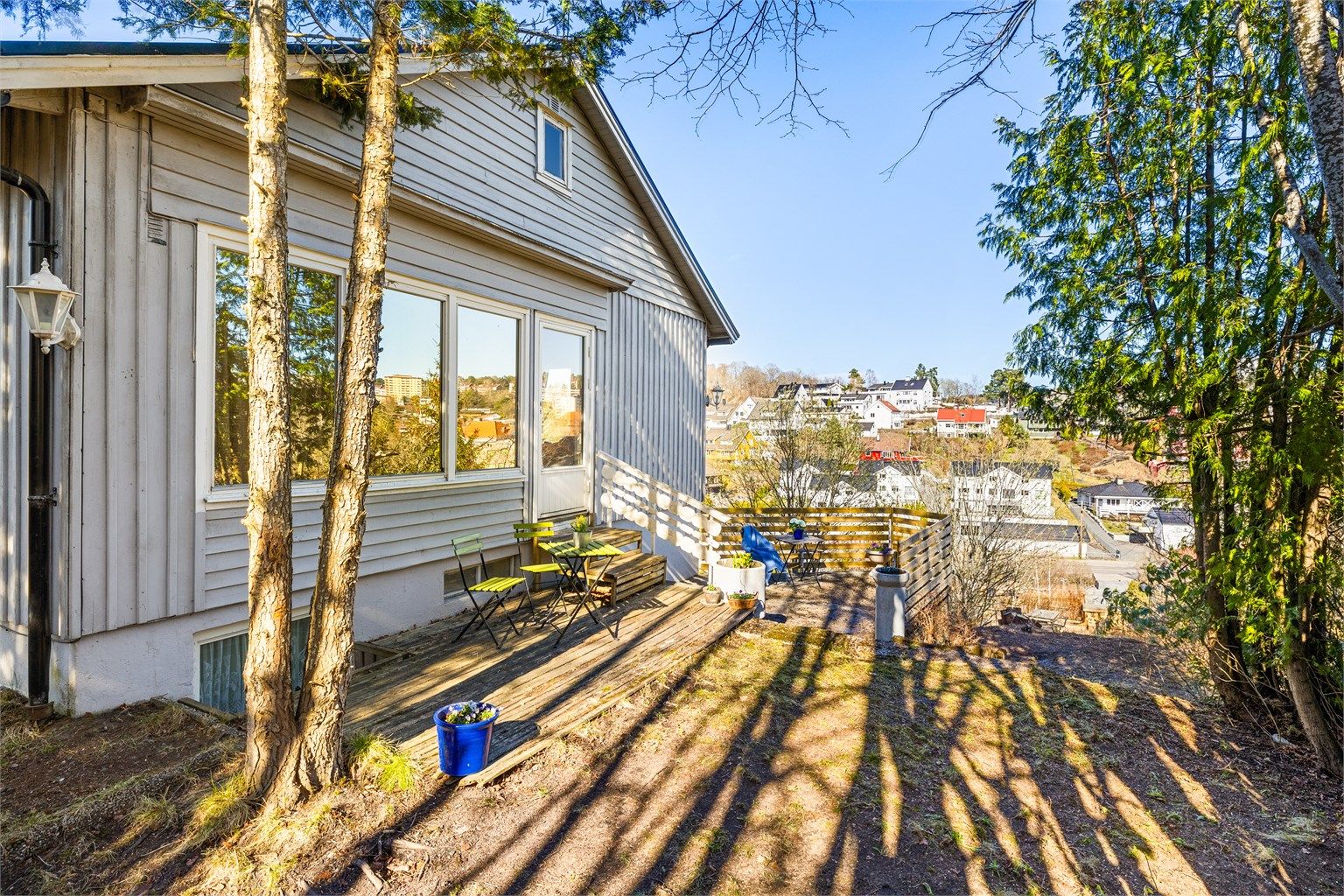 Uteplass med morgen og ettermiddagssol med utgang fra stuen.