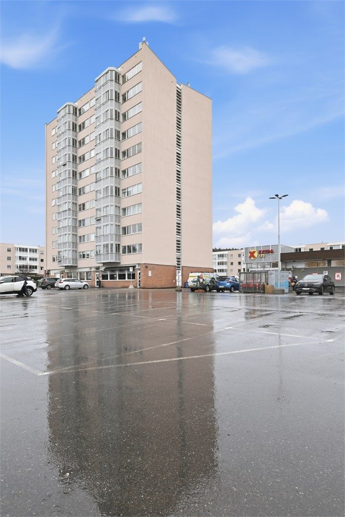 Leiligheten er beliggende i et sentralt på Løvenstad. 