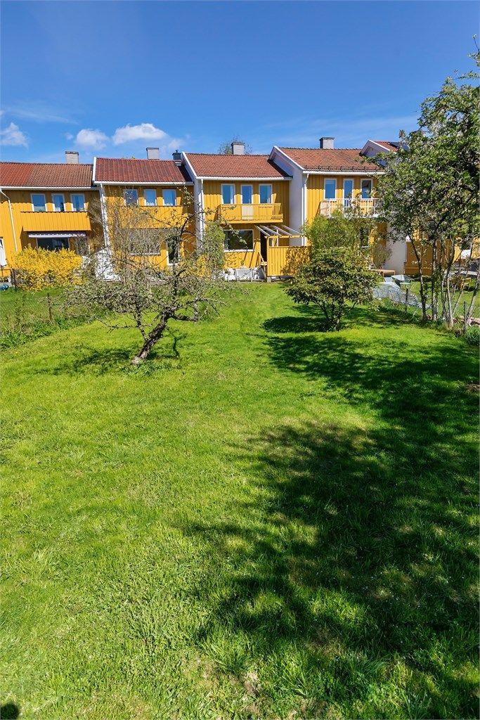 Boligen har en stor, flat hage, med gode solforhold