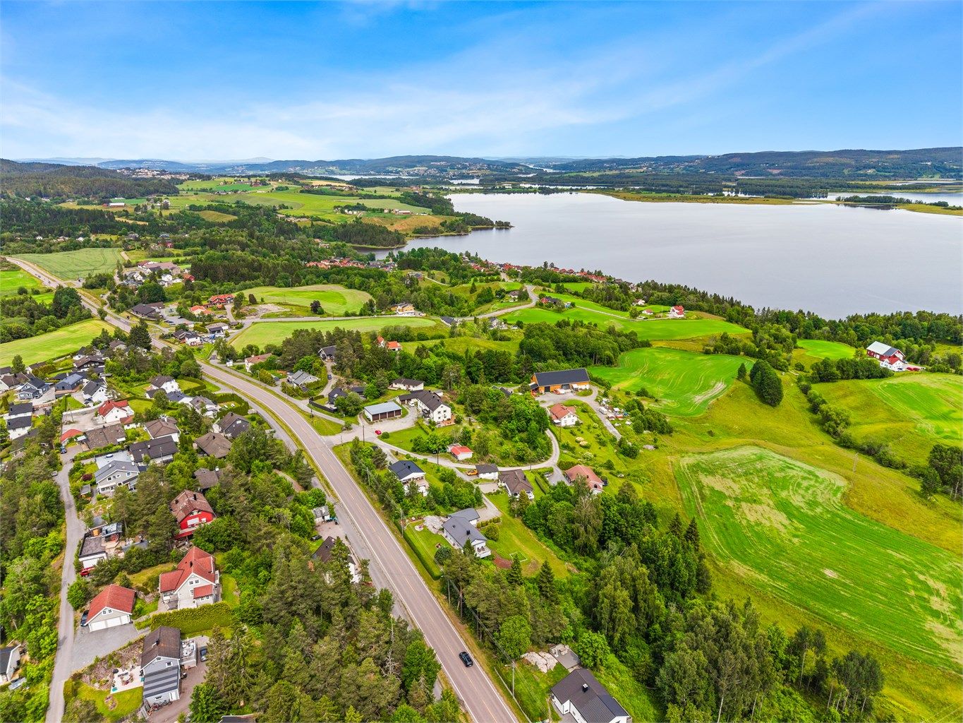 Nærmeste bussholdeplass, Fjellstadfeltet, er kun et par minutters gange unna.