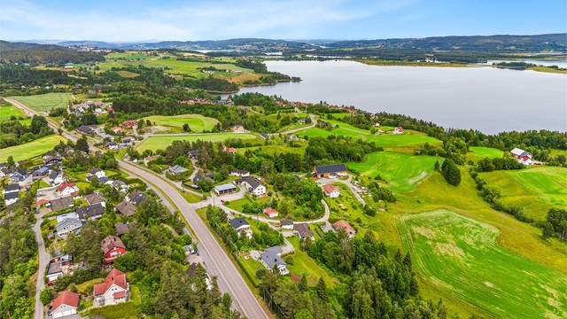 Nærmeste bussholdeplass, Fjellstadfeltet, er kun et par minutters gange unna.