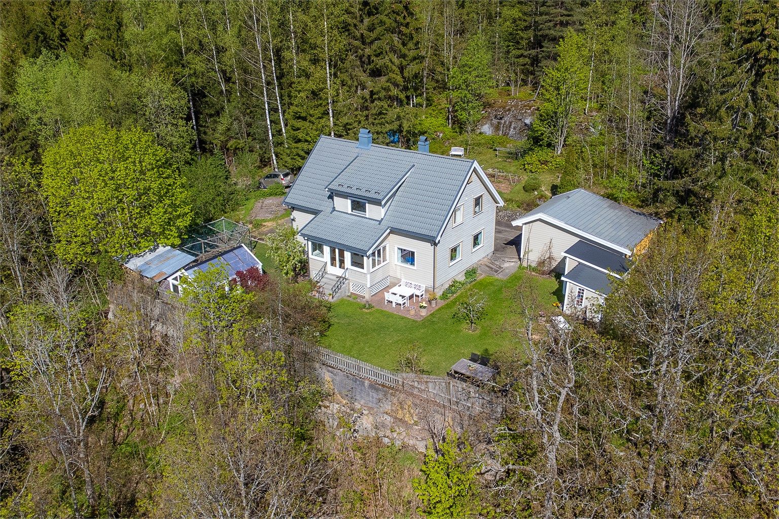 Eiendommen består av hovedhus, garasje, lekestue, vedbod, drivhus/hønshus (med høner)
