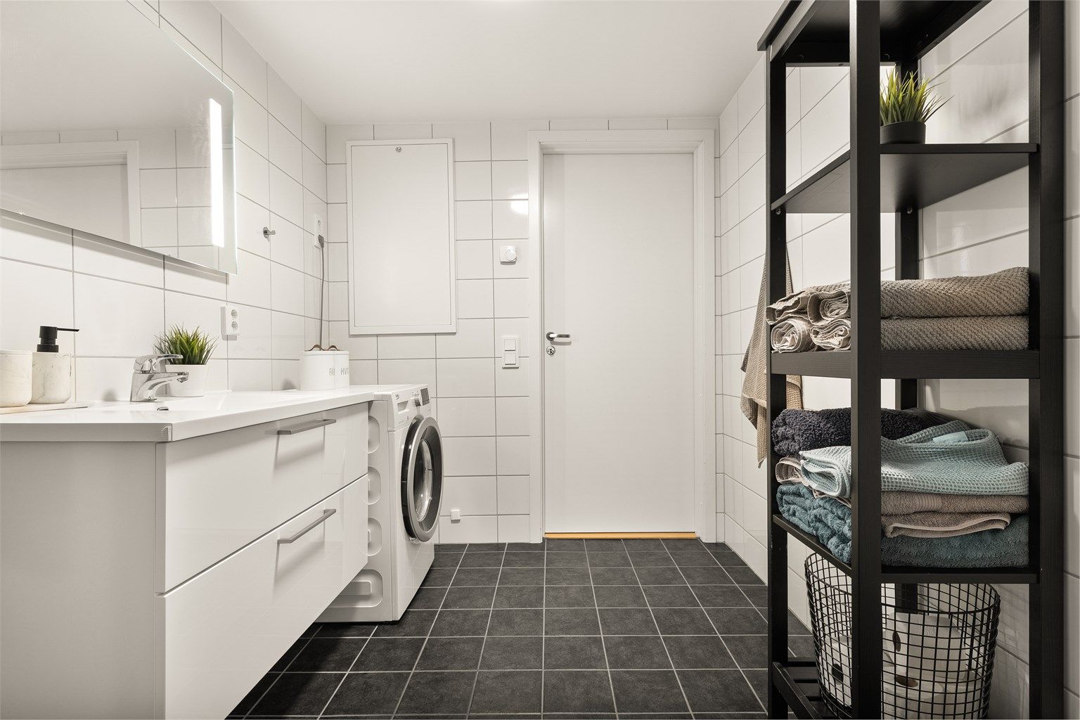 Helfliset baderom med vannbåren varme, opplegg for vaskemaskin og regnfallsdusj.