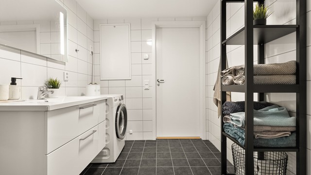 Helfliset baderom med vannbåren varme, opplegg for vaskemaskin og regnfallsdusj.