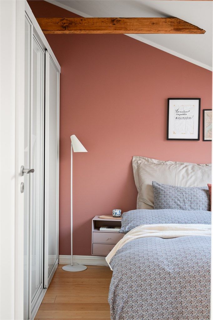 En romslig skyvedørsgarderobe gir rikelig med oppbevaringsplass.