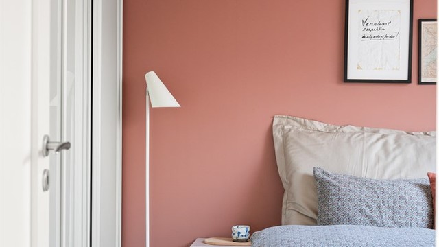 En romslig skyvedørsgarderobe gir rikelig med oppbevaringsplass.