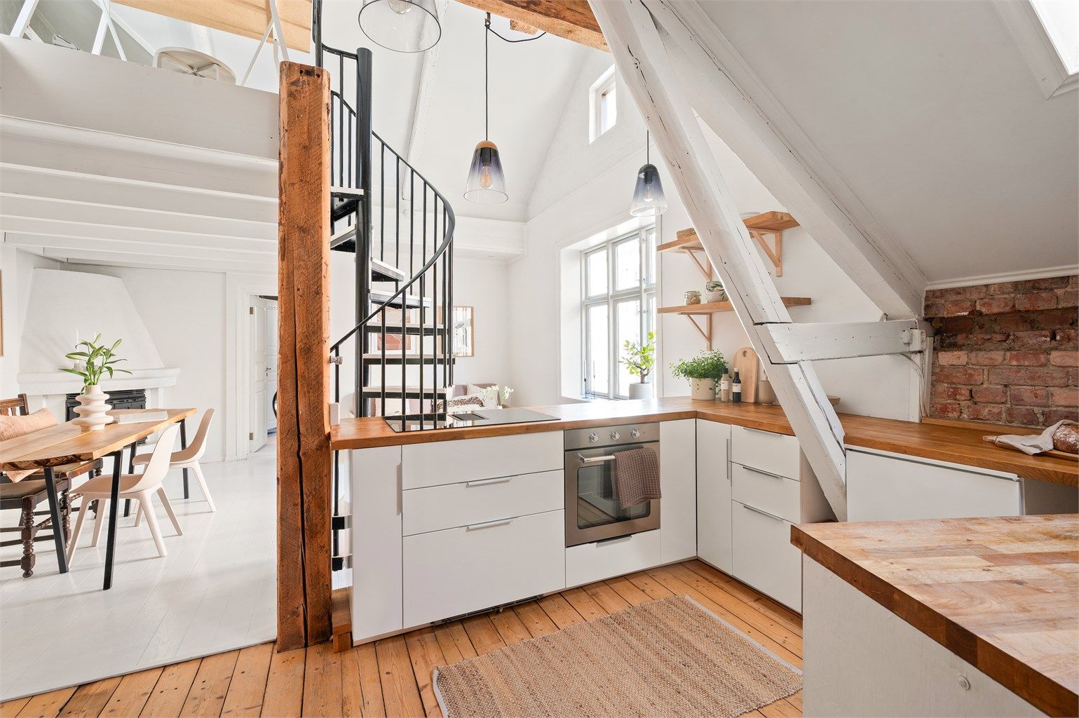 Denne unike og sjarmerende leiligheten har flere originale detaljer og en planløsning som utnytter arealet til de ytterste.