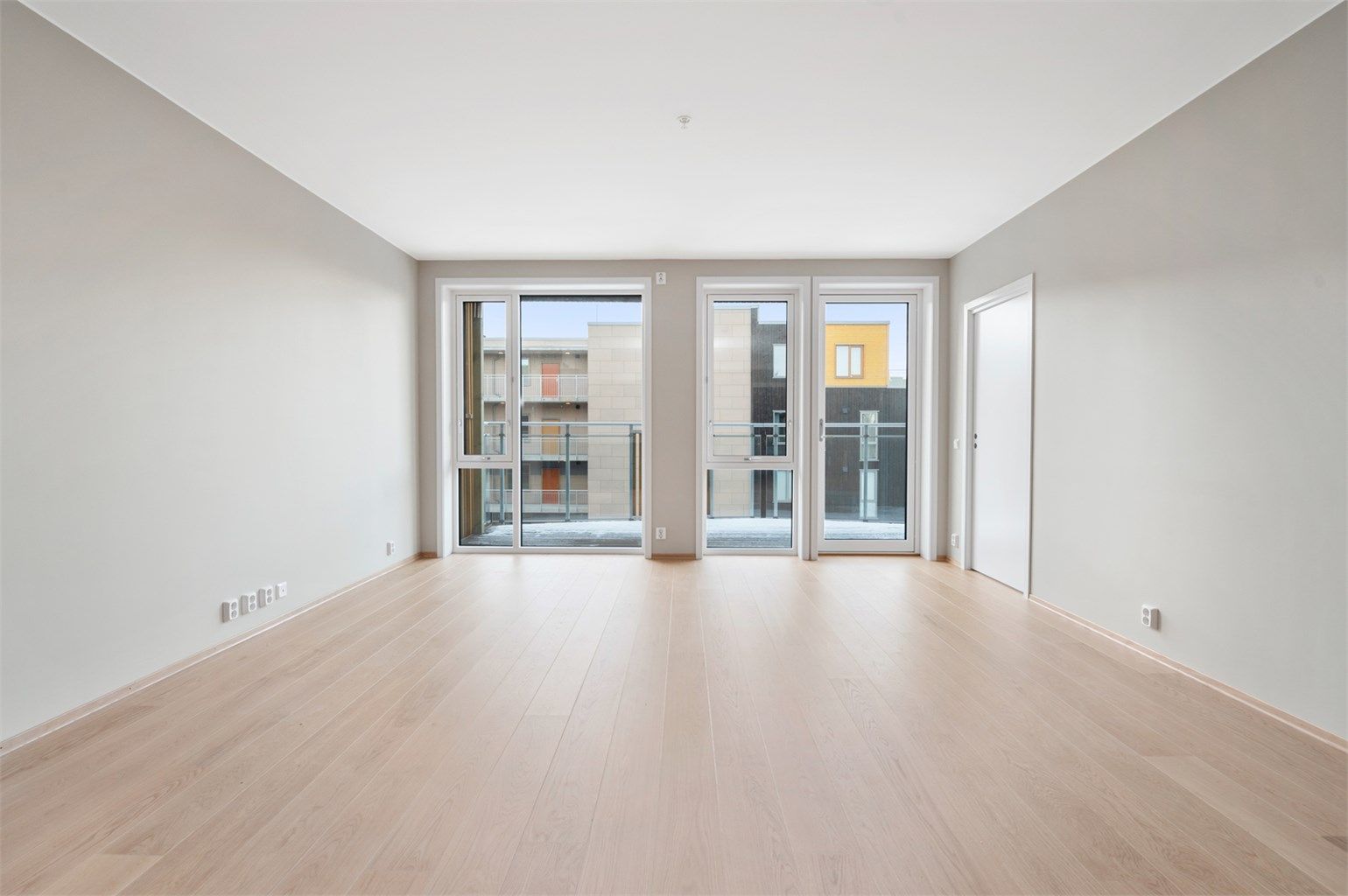 Fra leiligheten er det korte avstander til "alt" man trenger av ulike servicetilbud og rekreasjonsmuligheter. 