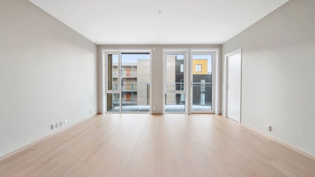 Fra leiligheten er det korte avstander til "alt" man trenger av ulike servicetilbud og rekreasjonsmuligheter.