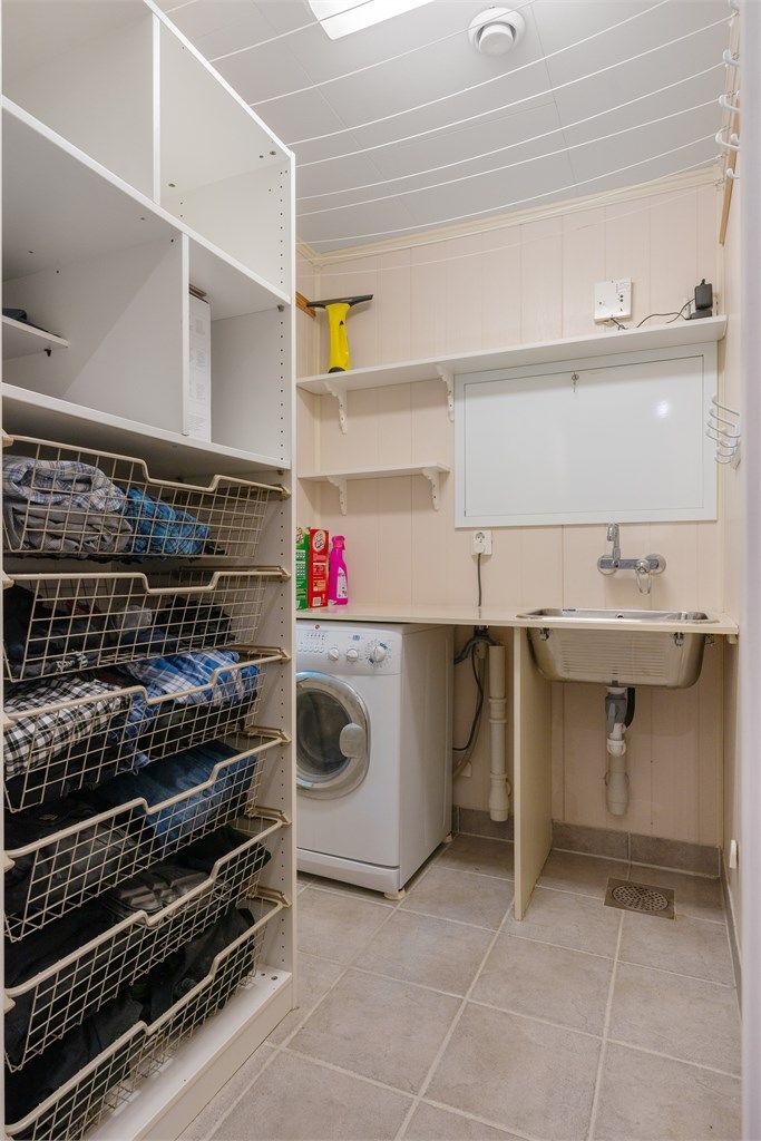 Praktisk vaskerom med gode oppbevaringsmuligheter. Rommet er opprinnelig byggemeldt som bod, og det foreligger ikke søknad om bruksendring fra tilleggsdel til hoveddel. Kjøper overtar alt ansvar, eventuell kostnad og risiko forbundet med dette. 
