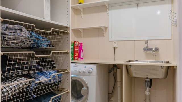 Praktisk vaskerom med gode oppbevaringsmuligheter. Rommet er opprinnelig byggemeldt som bod, og det foreligger ikke søknad om bruksendring fra tilleggsdel til hoveddel. Kjøper overtar alt ansvar, eventuell kostnad og risiko forbundet med dette.