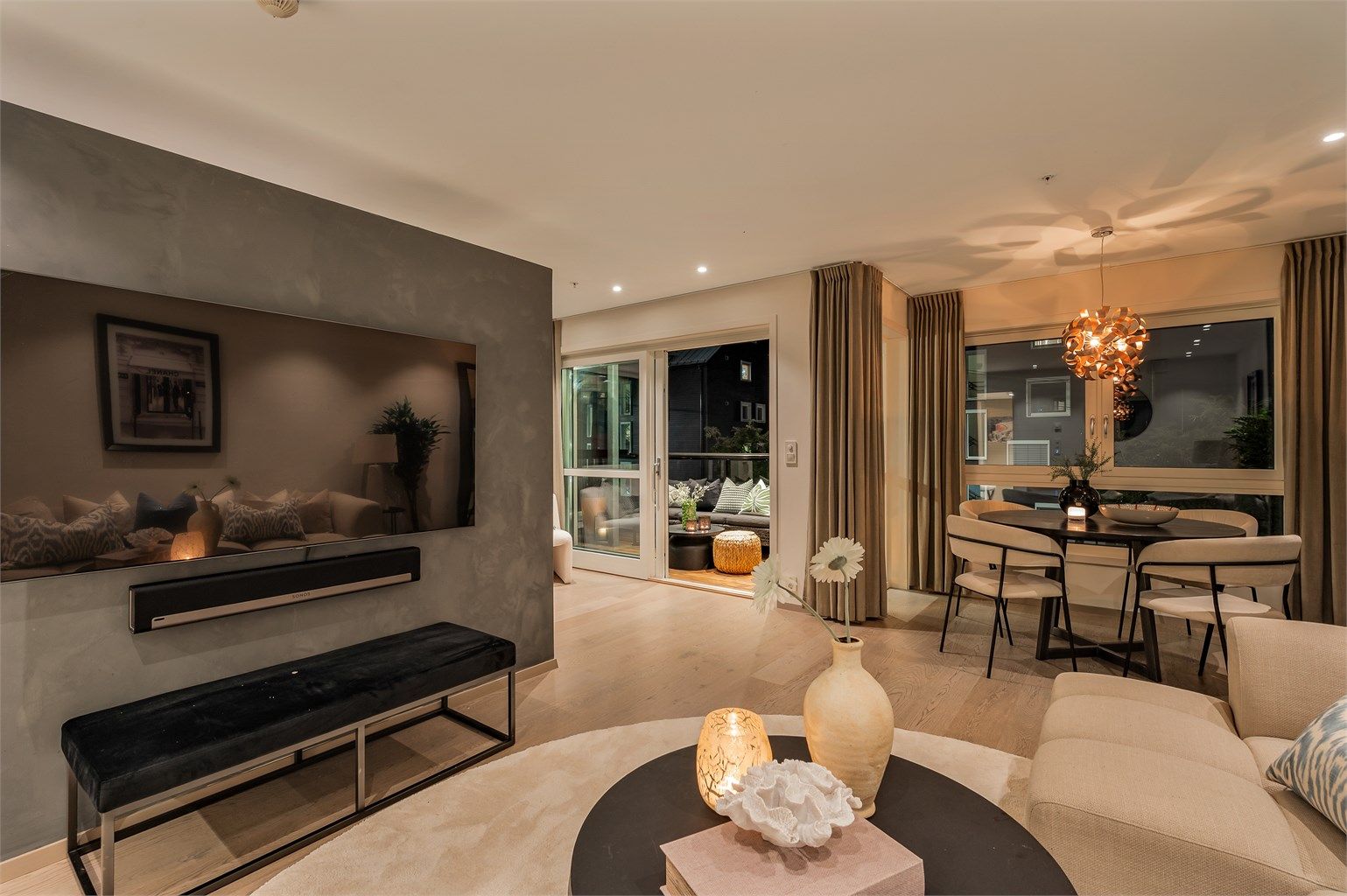 Stue og spisestue - kveldstid. 