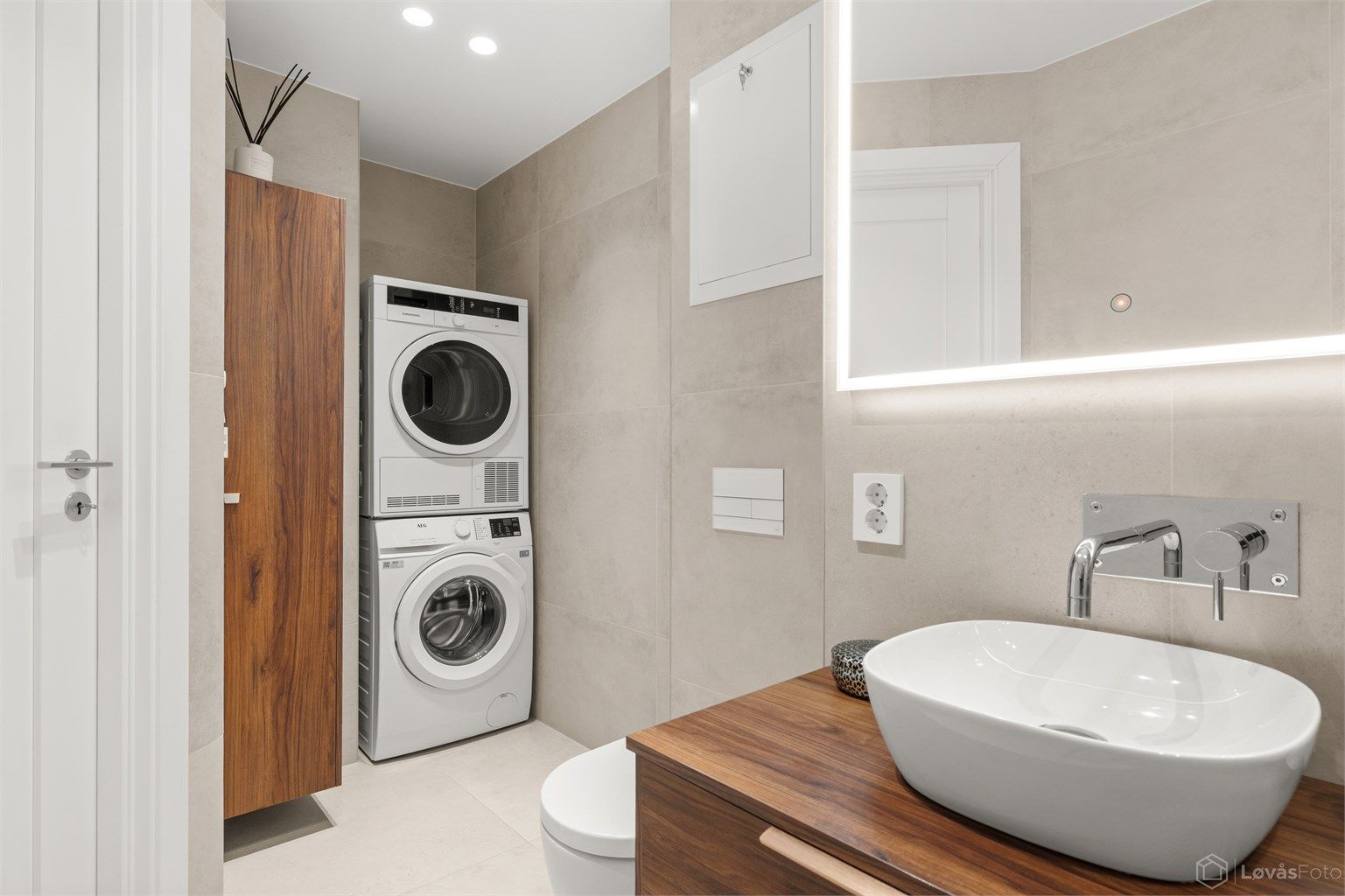 Egen praktisk nisje med opplegg for både vaskemaskin og tørketrommel