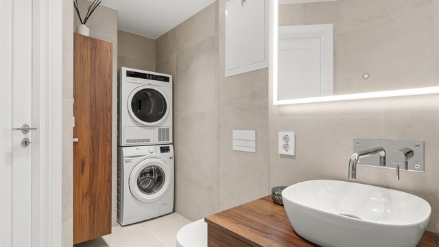 Egen praktisk nisje med opplegg for både vaskemaskin og tørketrommel