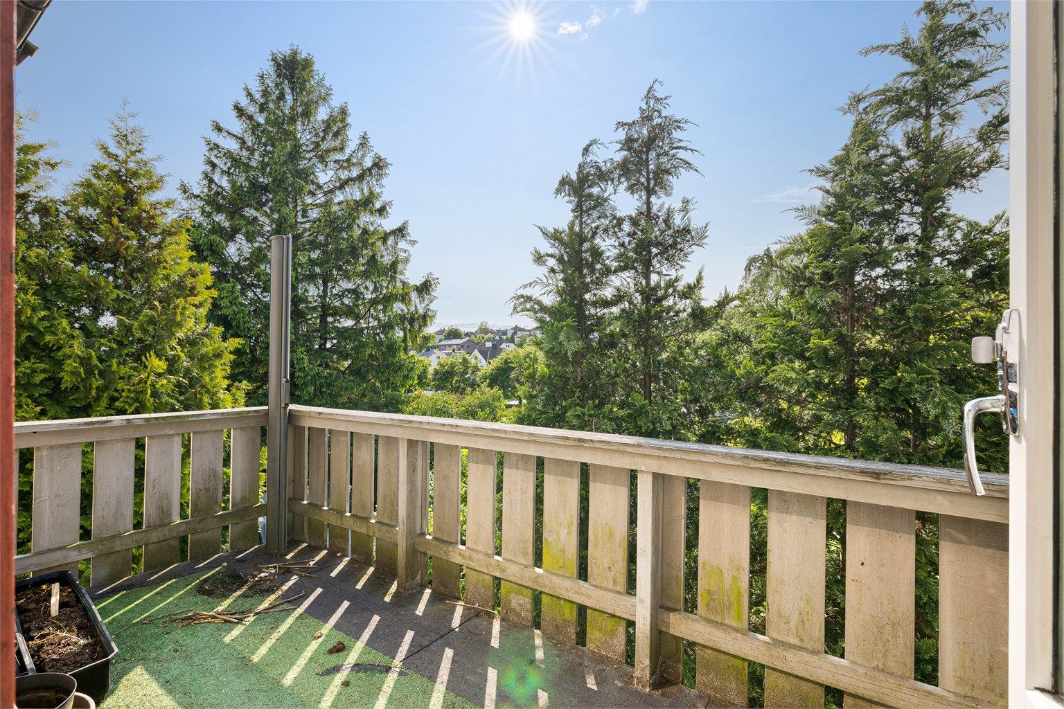 Balkongen har behov for oppgradering og er solfylt fra utpå ettermiddagene sommerstid.