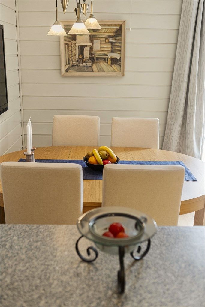 Hyggelig spiseplass med plass til familie og venner.