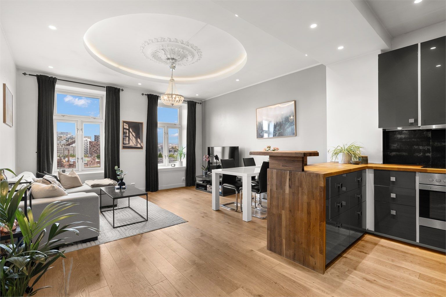 Velkommen til Mosseveien 12A - en klassisk og gjennomgående 3-roms med nydelig utsikt mot Barcode og Middelalderparken. Sentralt rett ved Barcode og Sørenga