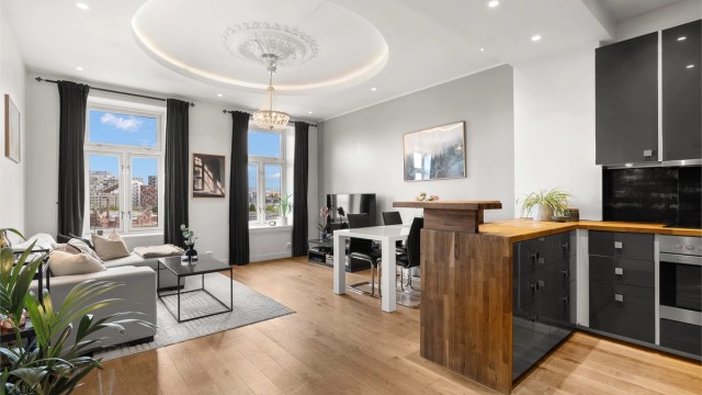 Velkommen til Mosseveien 12A - en klassisk og gjennomgående 3-roms med nydelig utsikt mot Barcode og Middelalderparken. Sentralt rett ved Barcode og Sørenga