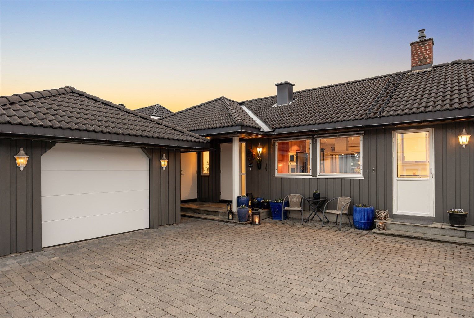 Parkering i frittstående garasje med elektrisk portåpner (garasjeport skiftet i 2021).